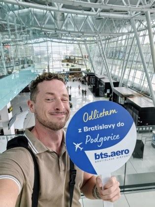 Ilustrácia riadiacej veže letiska s lietadlami v pozadí