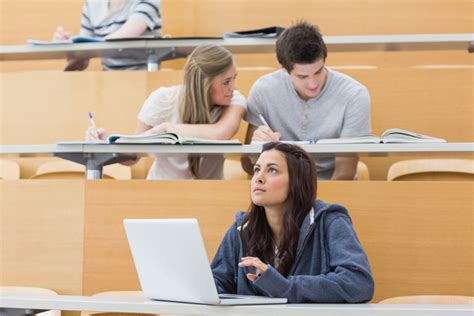 Študenti na prednáške