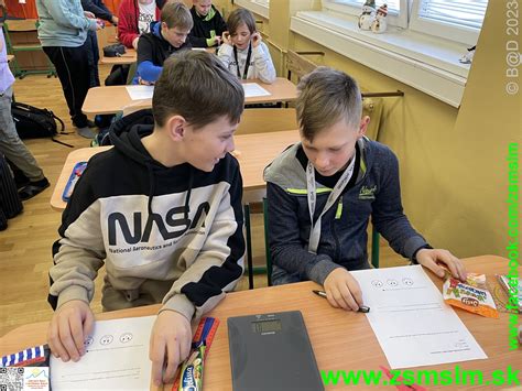 Študenti na laboratórnej práci