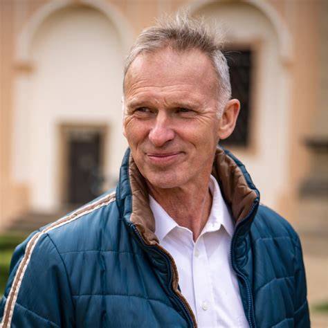 Malý Dominik Hašek chytá na zamrzlém jezeře