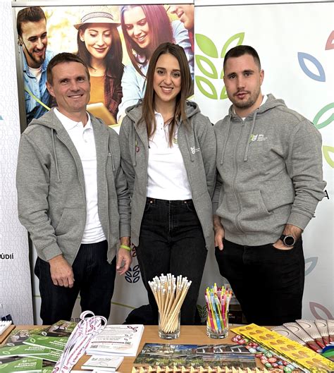 Študenti na veľtrhu vzdelávania