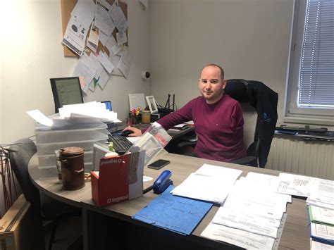 Študent pracujúci v kancelárii