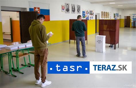 Študenti pracujúci na umeleckom diele