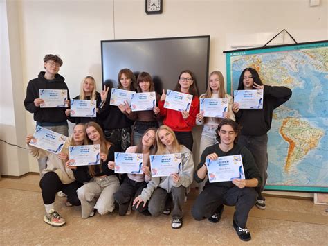 Ilustračná fotografia študentov na Obchodnej akadémii