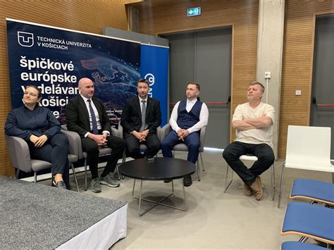 Študenti na prednáške z informatiky