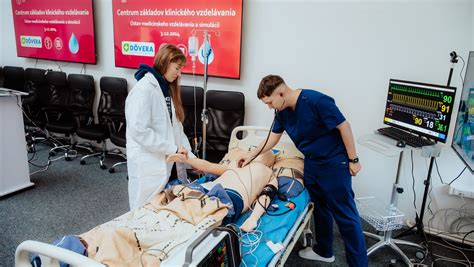 Interiér moderného laboratória na lekárskej fakulte