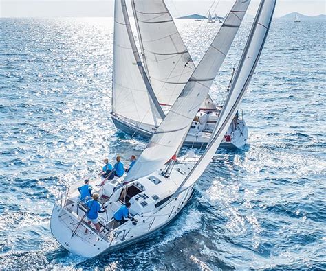 Policisté pronásledují jachtu