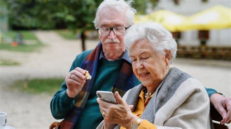 Ilustrácia seniorov využívajúcich sociálne služby