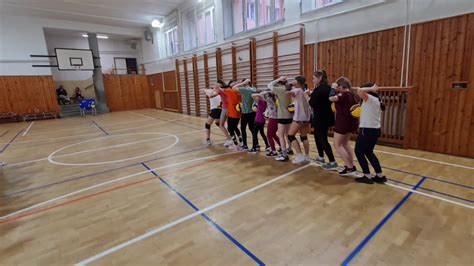 Študenti cvičiaci v telocvični