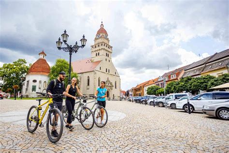 Študenti počas bicyklovania na stacionárnych bicykloch