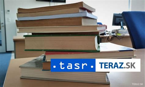 Ilustračná fotografia knihy a pera