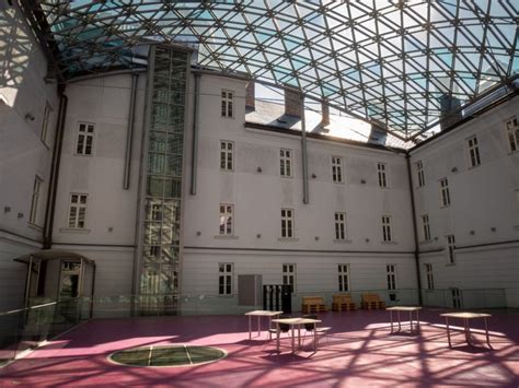 Budova Filozofickej fakulty UK na Gondovej ulici