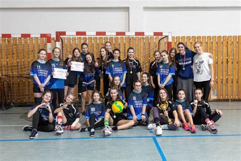 Dievčenský tím vo vybíjanej