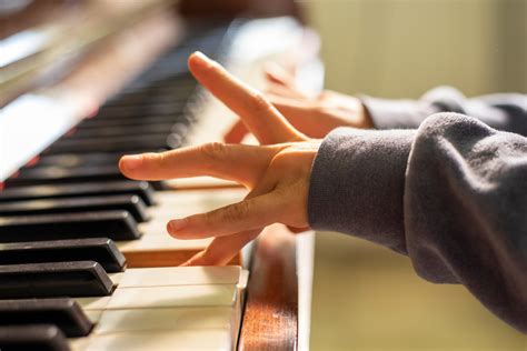 dieťa hrajúce na klavíri s radosťou