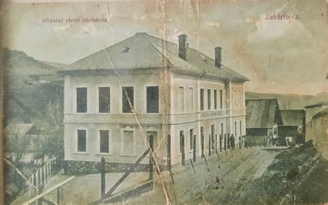 Archívna fotografia školy alebo dobová fotografia mesta