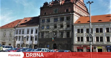 Demonštrujúci akademici pred budovou vlády