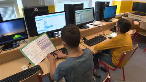 Ilustračná fotografia študentov pri počítačoch