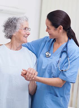 Ilustračná fotografia zdravotnej sestry pracujúcej s pacientom