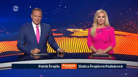 Fotografia Patrika Švajdu pri moderovaní Televíznych novín
