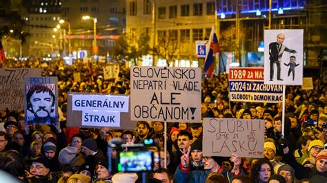Študenti protestujúci počas Nežnej revolúcie