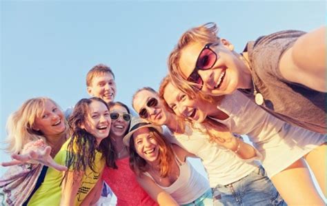 Ilustračná fotografia mladých ľudí hľadajúcich prácu