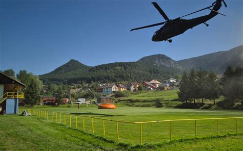 Reportér pri práci v teréne