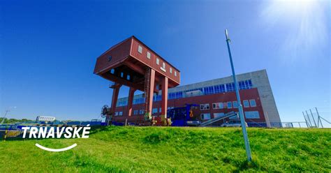 Študenti na exkurzii v strojovni vodnej elektrárne