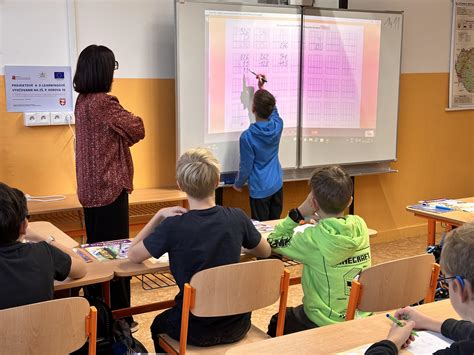 Ilustračná fotografia učiteľa pri tabuli