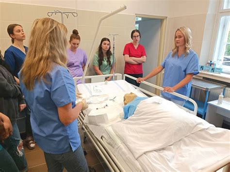 Ilustračná fotka študentov ošetrovateľstva v nemocnici