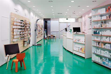 Interiér modernej lekárne s diskrétnym priestorom pre pacienta