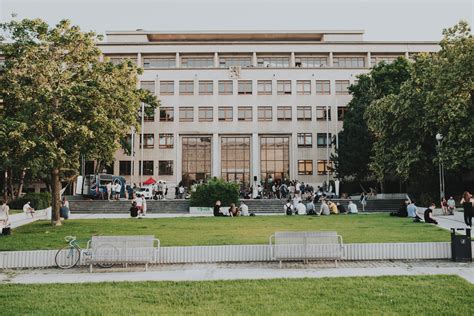 Historická budova Fakulty architektúry a dizajnu STU v Bratislave