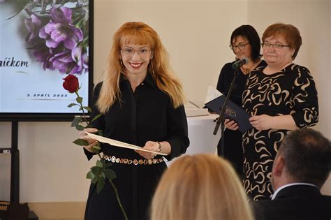 Ilustrácia učiteľky s deťmi na prvom stupni základnej školy