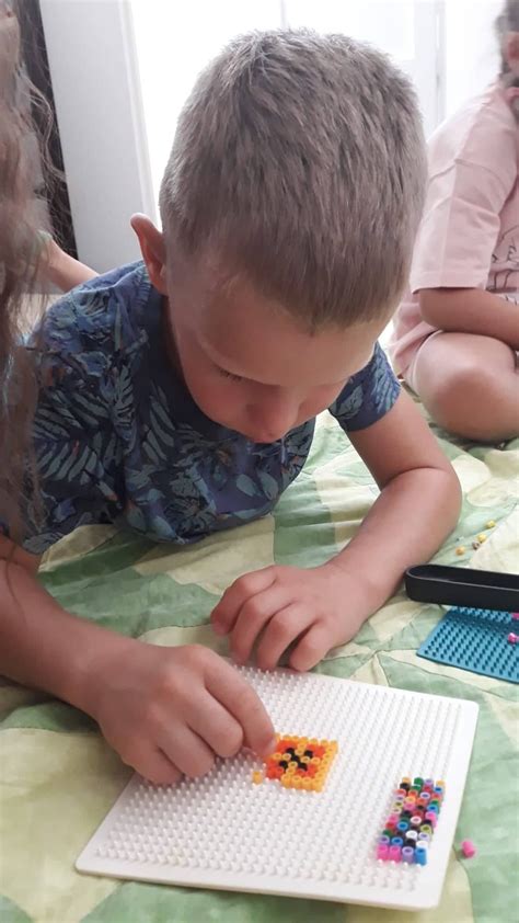 Ilustrácia špeciálnej pedagogičky pracujúcej s dieťaťom