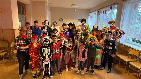 Deti pri spoločnej hre v školskom internáte