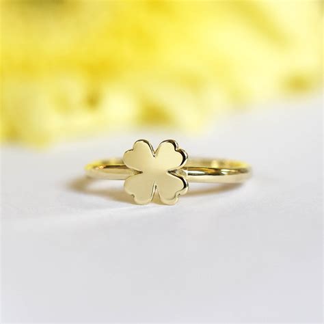 Fotografia strieborného prsteňa so štvorlístkom