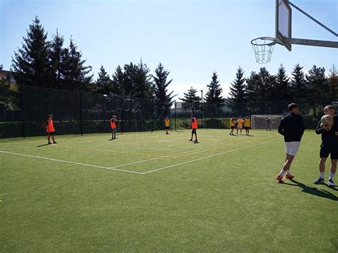 Študenti na ihrisku