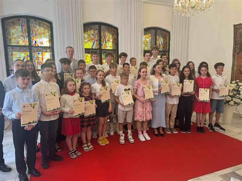 Ocenení žiaci na pódiu