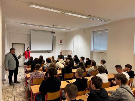 Študenti na akademickom podujatí