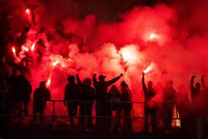 Fotografia Márie Súkeníkovej s pamätnou plaketou od UEFA