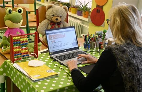 Ilustračná fotografia učiteľa pripravujúceho sa na prezentáciu