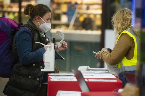 Ilustračná fotografia ľudí komunikujúcich v znakovom jazyku