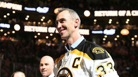 Zdeno Chára s hokejovou hokejkou