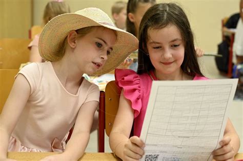 Ilustračná fotografia učiteľa s učebnicou