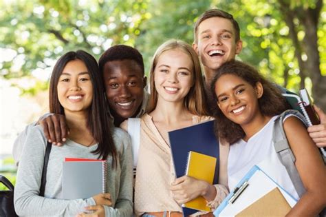 študenti prichádzajúci do internátu