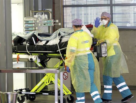 Ilustračná fotografia zdravotníckeho záchranára v akcii