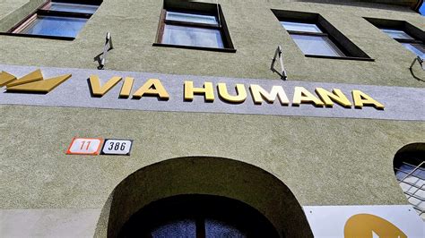 Logo Súkromnej strednej odbornej školy VIA HUMANA Skalica