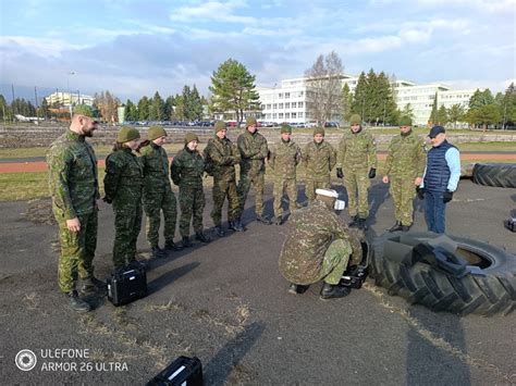 Študenti Akadémie ozbrojených síl počas delostreleckého výcviku
