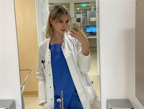 študentka medicíny študuje