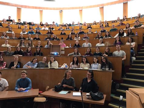 Študenti na prednáške alebo seminári