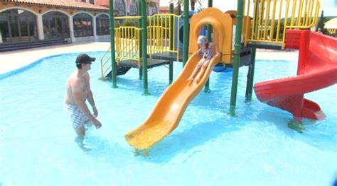 Deti si užívajú slanú vodu v bazéne